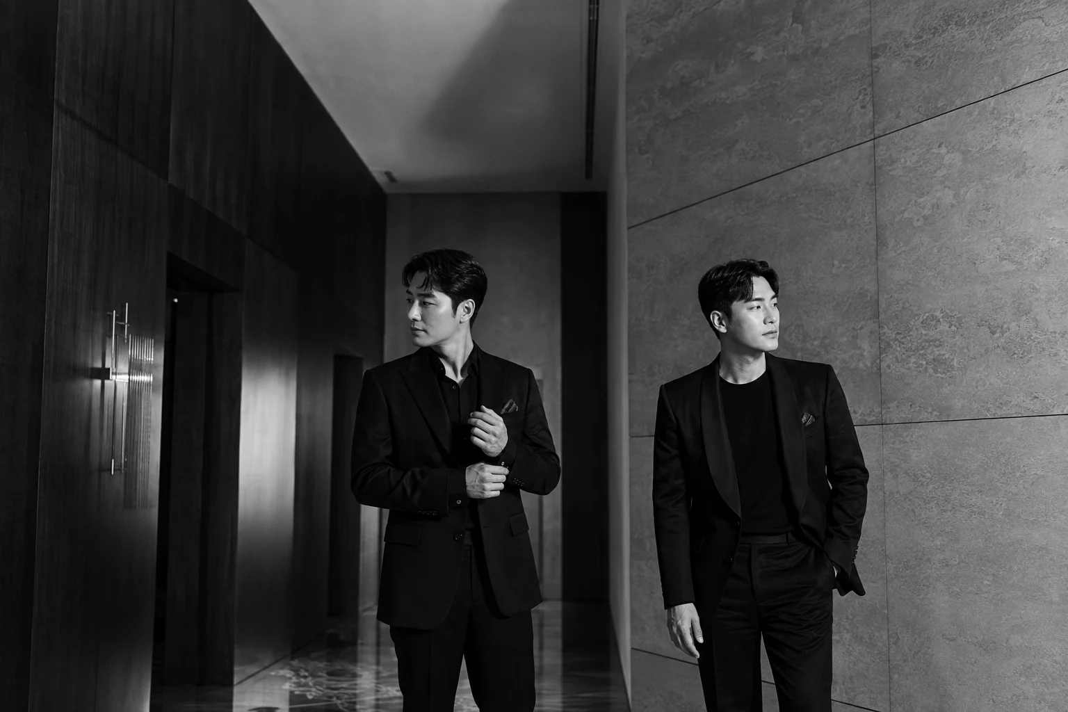 블랙 수트 차림의 두 성인 남성을 담은 강남호빠 흑백 콘셉트 화보